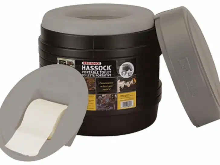 A portable bucket type toilet