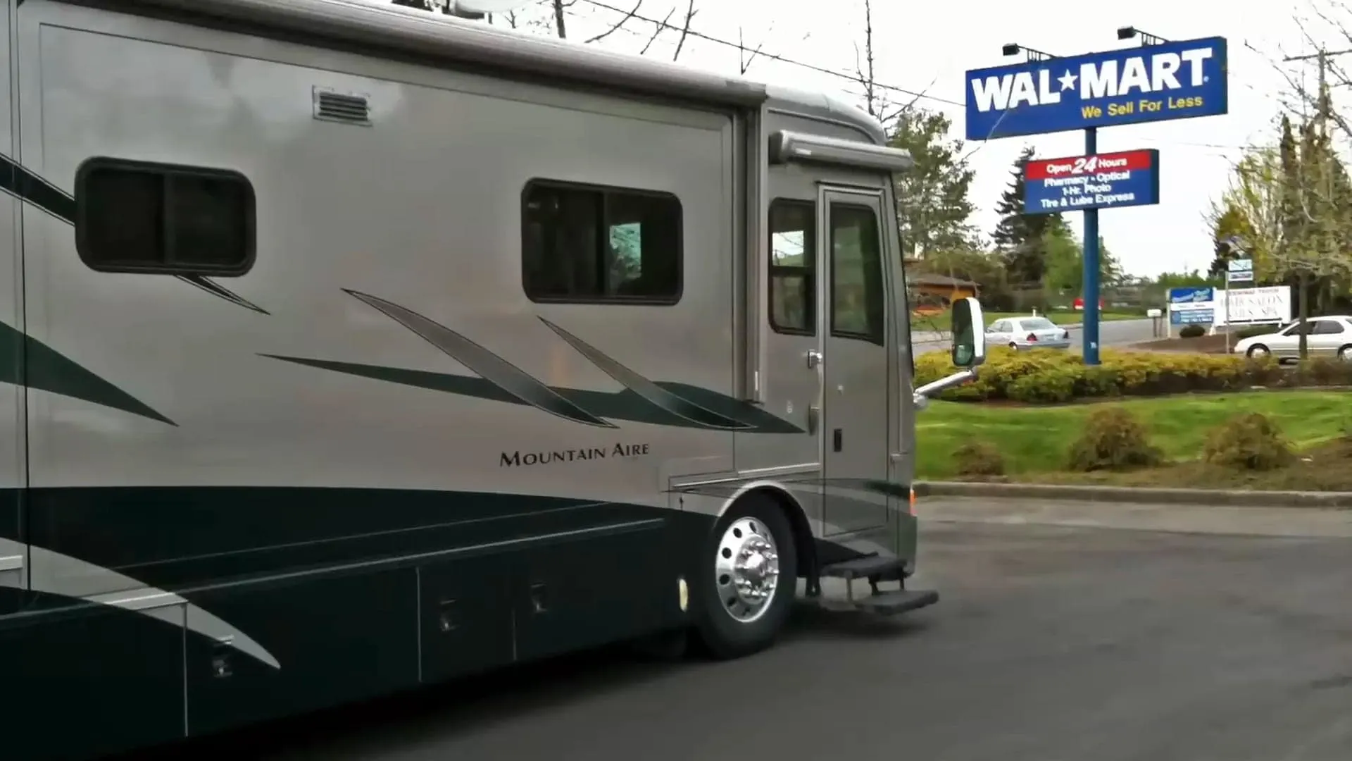 Free overnight RV parking in business lots offer tremendous conveniences for travelers.