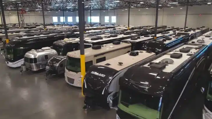 Indoor motorhome-specific storage facility