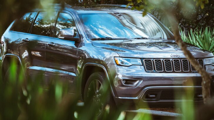 Jeep Grand Cherokee - only a few trim levels of this Jeep can be flat towed.