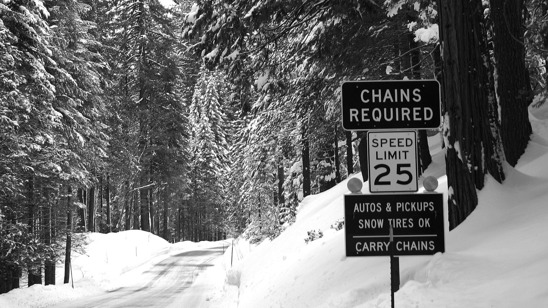 Sign indicating that snow tires or snow chains are required