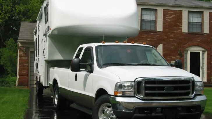 Photo of a 5th wheel being easily backed into a driveway, illustrating a difference between travel trailers vs 5th wheels
