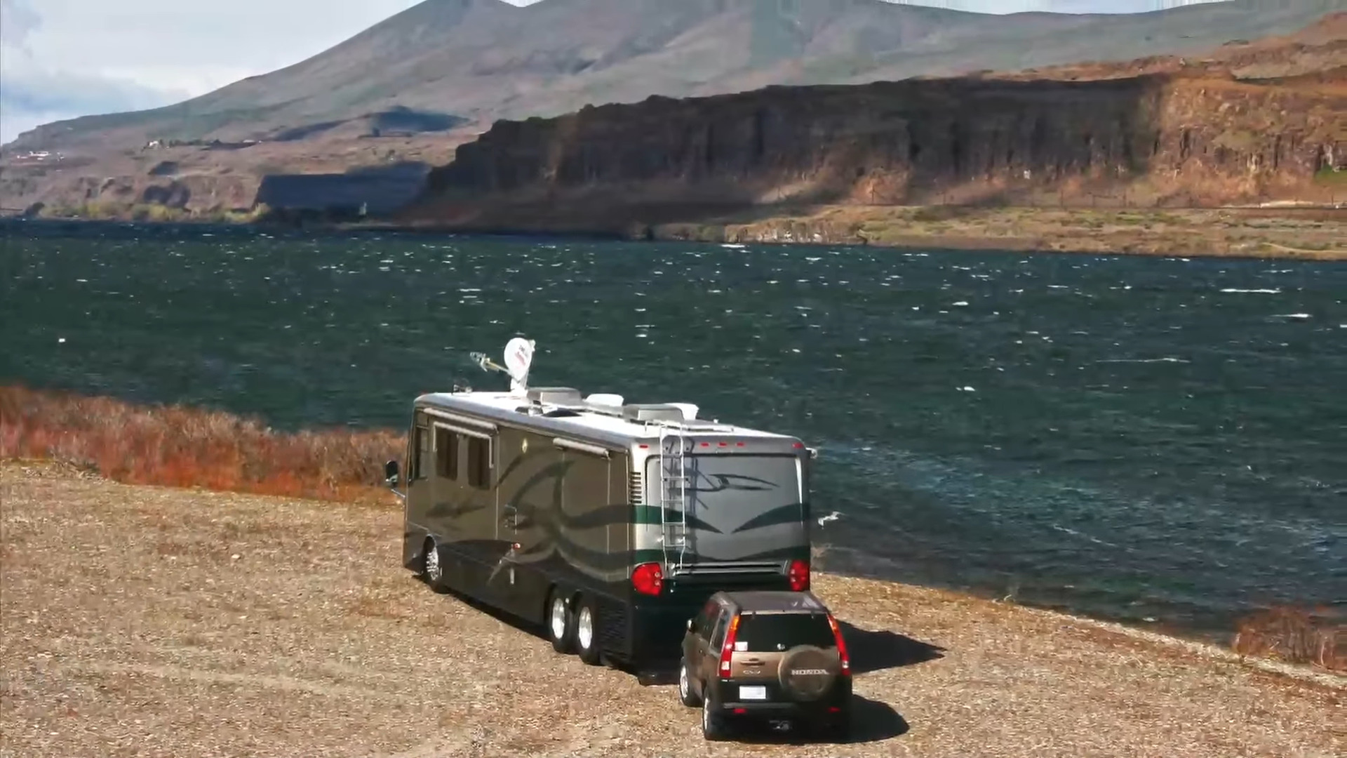 You can save on your full-time RV living expenses by boondocking in places like this spot along the Columbia River.
