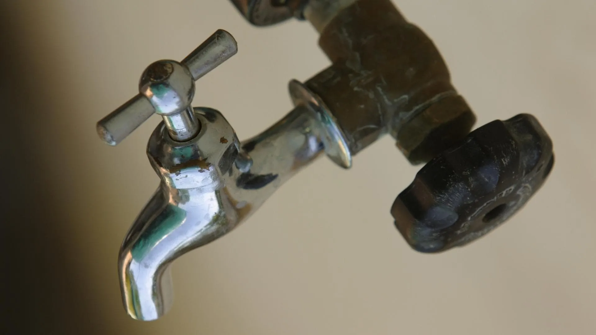 Photo of a threadless water spigot you couldn't screw a hose onto