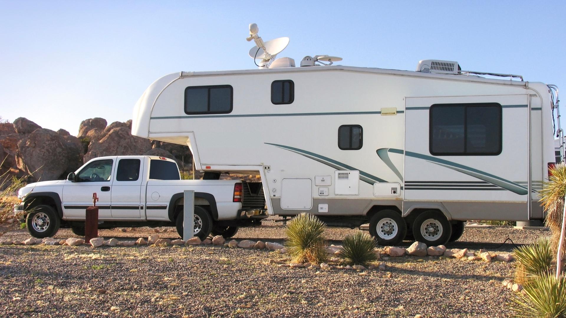 Photo of a type of RV called a "fifth wheel" or "5th wheel" or "Fiver" in RV slang terms.