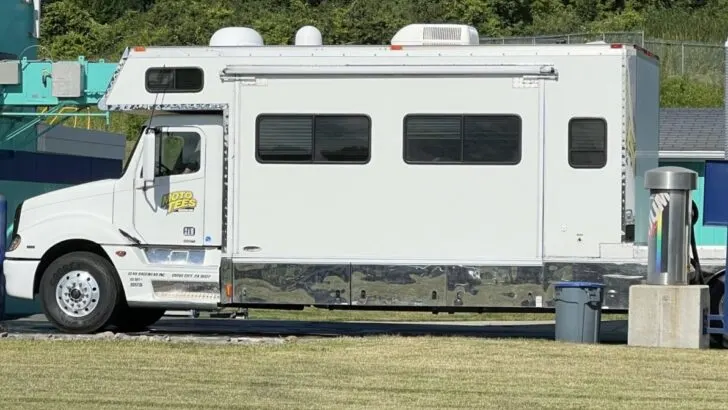 The front (motorhome) part of a Toterhome is shown.