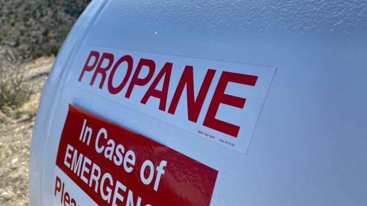 A propane tank with a safety warning