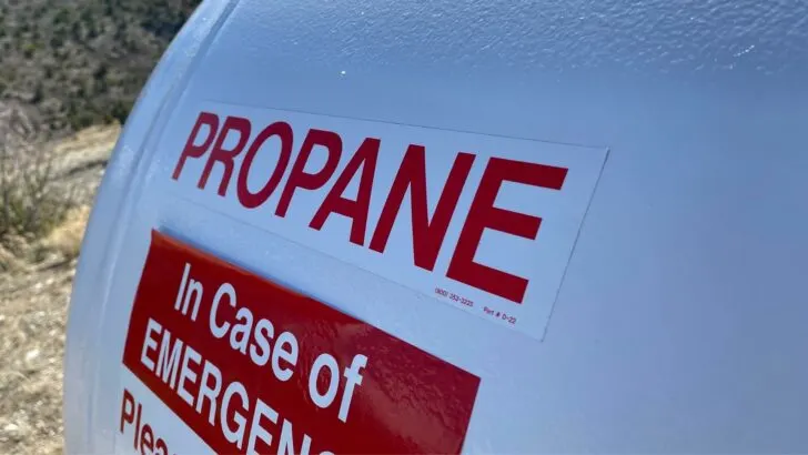 A propane tank with a safety warning
