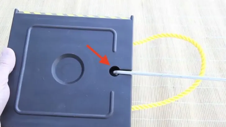 Arrow pointing to the keyed notch in a Utility Block