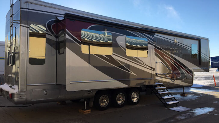Triple-axle SpaceCraft fifth wheel is a good example of a luxury fifth wheel camper.