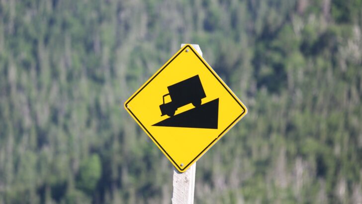 Road sign noting an upcoming steep descent