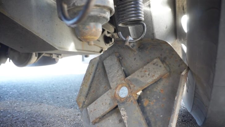 An HWH hydraulic jack with a disconnected foot requires that we know how to replace RV jack springs to repair it.
