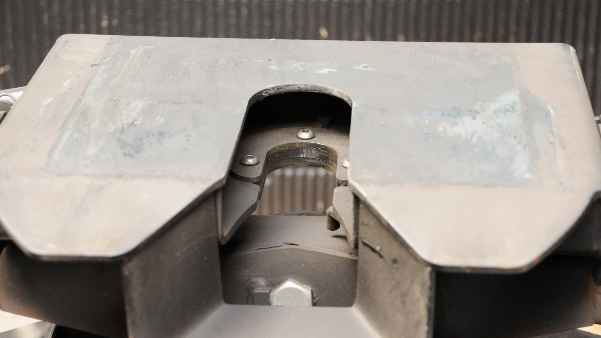 Gooseneck vs 5th Wheel Hitch Which One Tows Better?