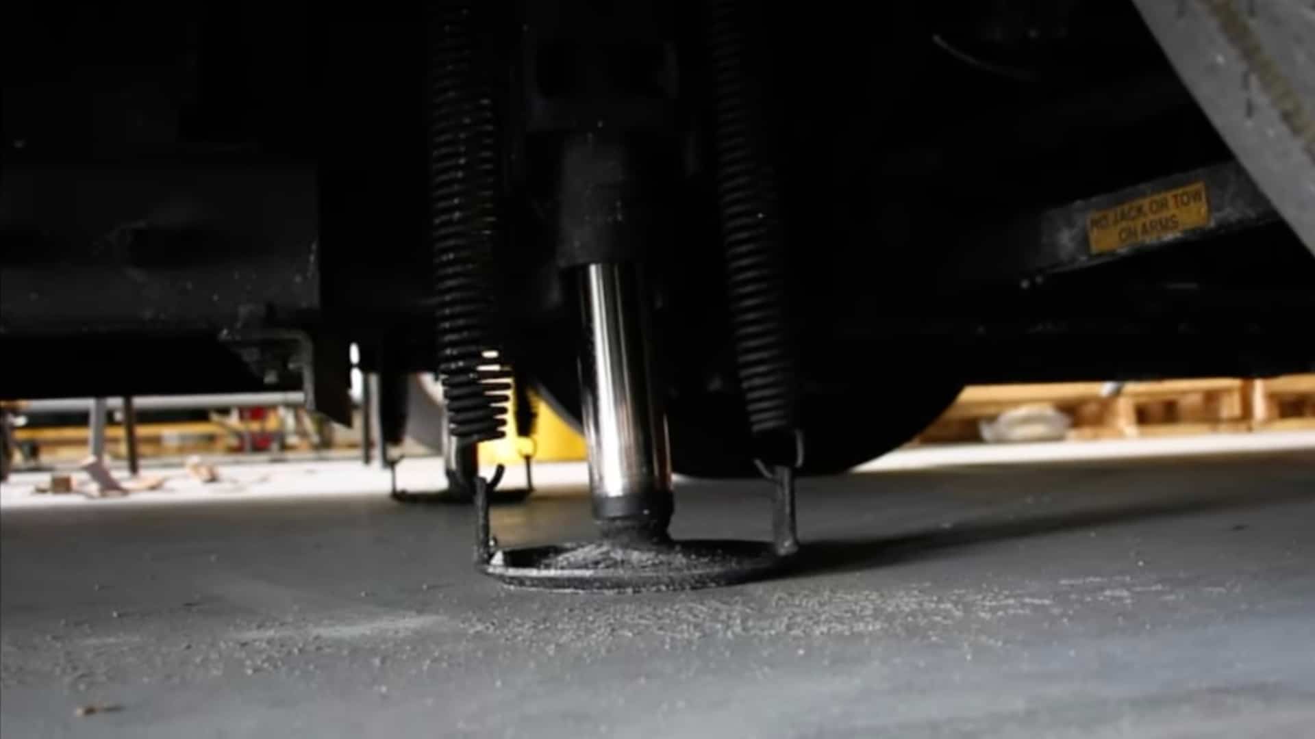 How to Manually Retract Your RV’s Hydraulic Jacks
