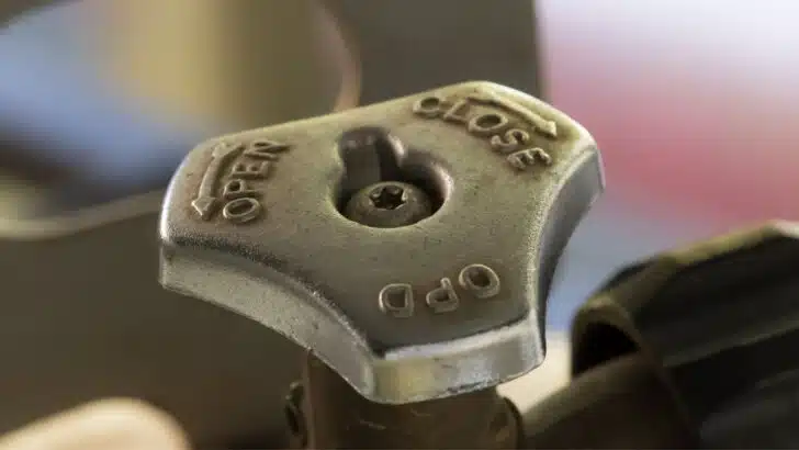 The knob to open or close a propane tank is shown
